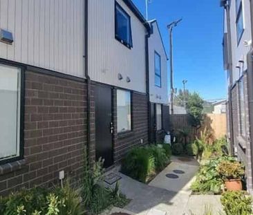 Modern 2 bedroom Townhouse! - Photo 1