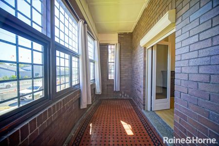 Charming Family Home in Penshurst - Photo 2