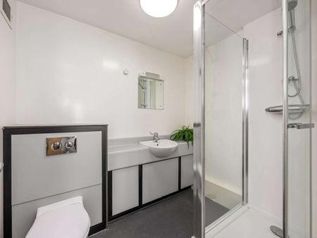 Furnished rooms with sea views, Kings Road, Brighton seafront. Bills included. Room 2 - Photo 4