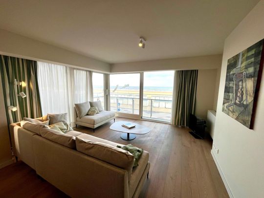 Volledig gerenoveerd en gemeubeld appartement met frontaal zeezicht - Photo 1