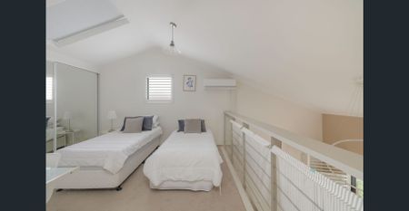 Split-level apartment in private laneway setting - Photo 2