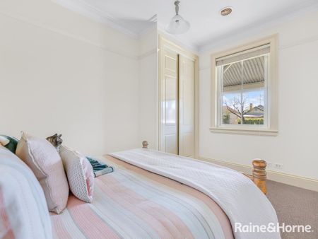 Old world charm in the CBD, 3 Bedroom home - Available 10.10.2025 - Photo 5