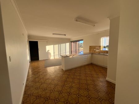 Beachside Upstairs 3 Bedroom Apartment - Photo 4