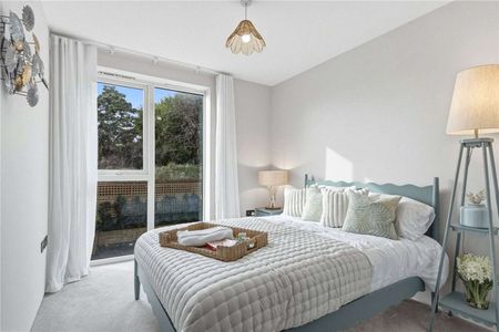 A contemporary apartment with premium specifications situated in Hythe. - Photo 3