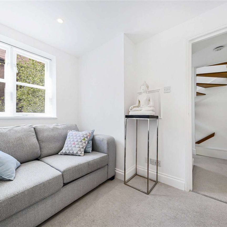 Charming 2 bedroom, 2 bathroom cottage with a private garden. - Photo 1