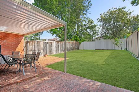 Family home in prime Roselands location - Photo 2