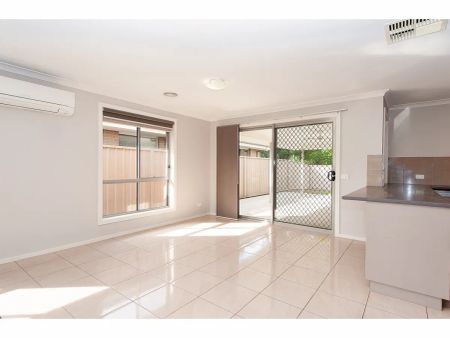 Spacious Family Home in Quiet Court - Photo 2