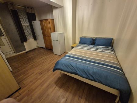 1 bedroom in a flat share to rent - Photo 3