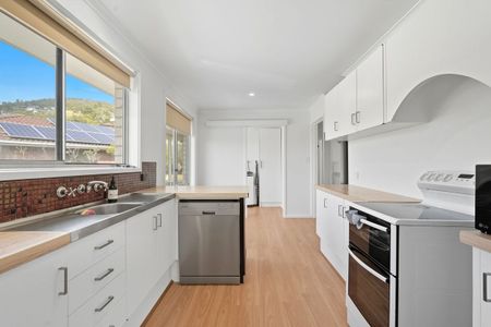 Well Presented Three Bedroom family Home - Photo 2