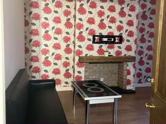 4 bedroom end of terrace house to rent - Photo 1