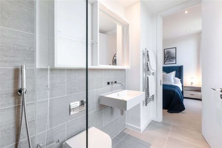 Beautiful 3 bedroom penthouse apartment with epic roof terrace, 3 stylish bathrooms, designer open-plan kitchen. Located in a small new development in central Westminster with concierge. - Photo 5