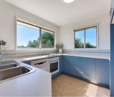 AIR CONDITONED 3 BEDROOM HOME - Photo 2