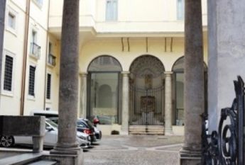 Attic-Spagna: 250mq. Duplex Penthouse located in 15th century Historical Building. Large double living room with fireplace, study, 3 bedrooms, 3 baths, spectauclar entertaining room with 360° views of antique Rome, rooftops and Cupoa’s. Ref #120