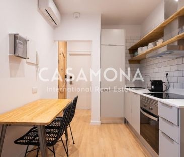 Co-living Room with a Private Bathroom in Gracia - Photo 2