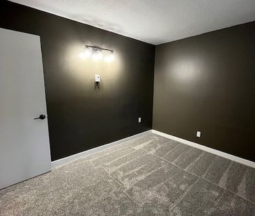 Beautifully Updated Duplex in University District – Unit B - Photo 3