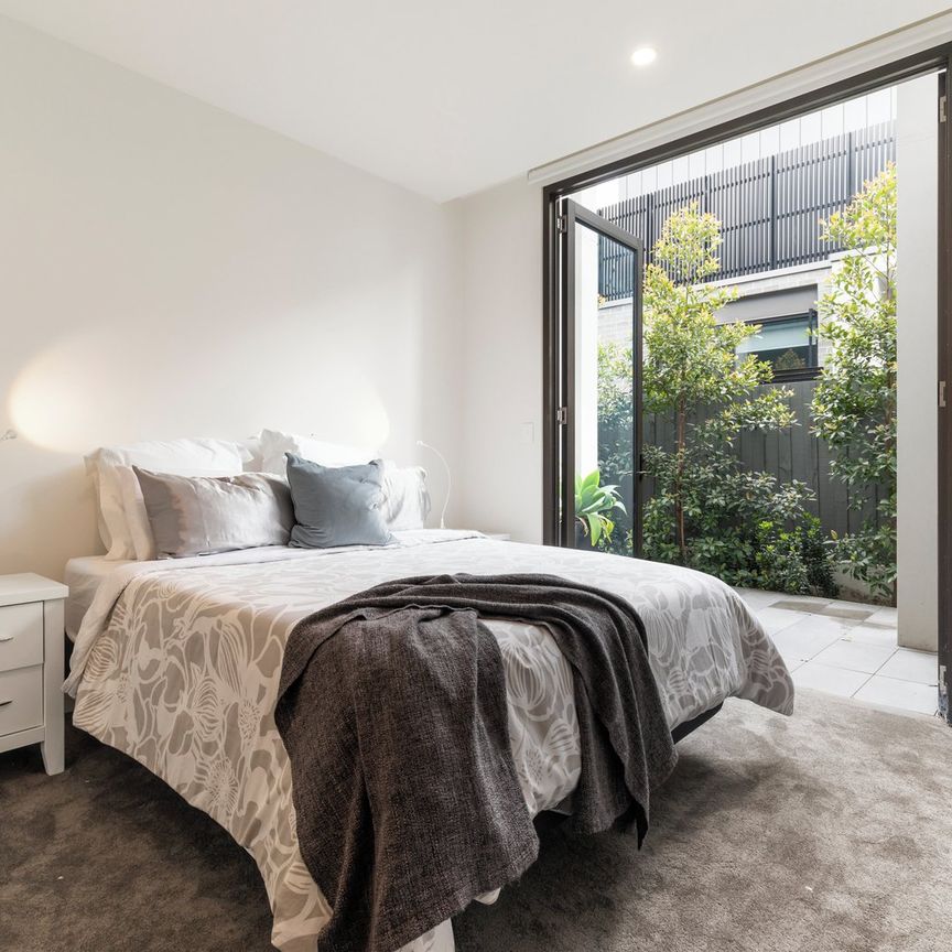 LUXURIOUS THREE BED APARTMENT PLUS STUDY - Photo 1