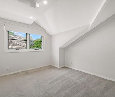 Modern and spacious family townhouse in convenient location. - Photo 3