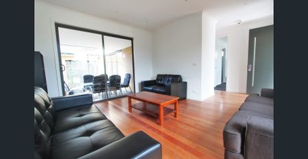 Huge 5 bedroom semi-furnished, bright and spacious - Photo 3