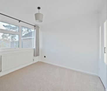 3 Bed Terraced House, Plover Close, SO16 - Photo 2