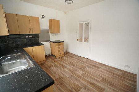 3 bedroom end of terrace house to rent - Photo 2