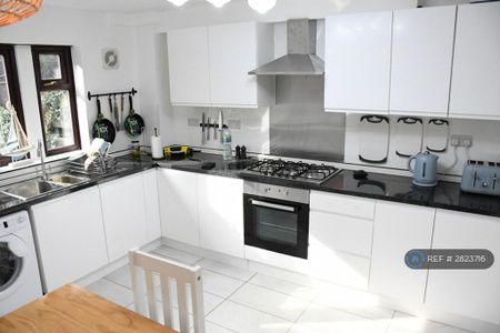 1 bedroom in a house share to rent - Photo 4