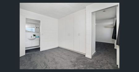 Recently Renovated One Bedroom Apartment in Prime Location - Photo 4