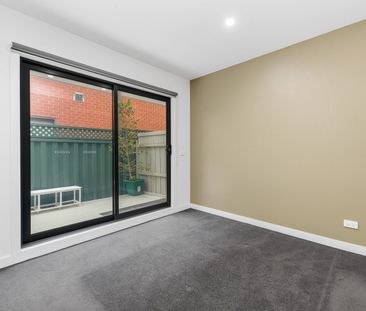 Stylish 2-Bedroom Townhouse Living in Central Oakleigh - Photo 1