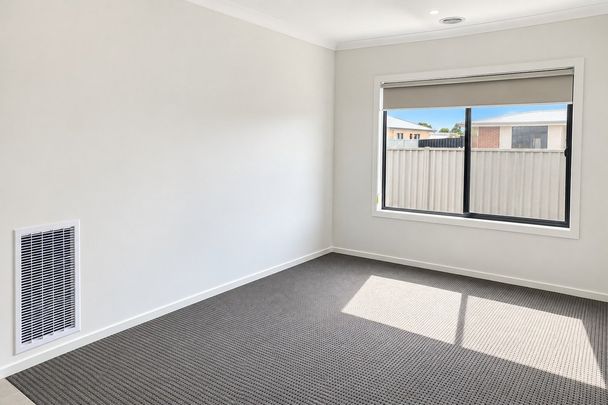 Modern 4 bedroom home in Mooroopna - Photo 1