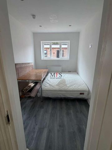 Somerset Road, Southall, UB1 - Photo 4