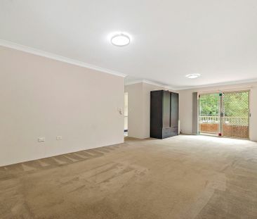 Spacious, Sunny Apartment Only Moments From Amenities - Photo 3