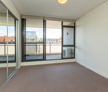 Light filled North facing one bedroom apartment with parking - Photo 1