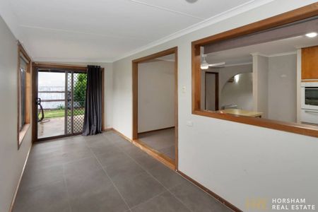 Spacious 3-Bedroom Home with Huge Shed – Close to the Rive - Photo 2