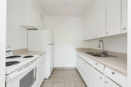 240 Oriole Parkway — 1 Bedroom - unit 206 - Photo 3