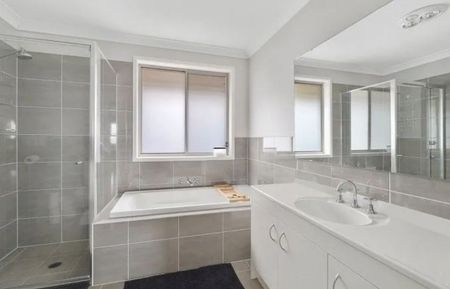 Four Bedroom House with Ducted AC! - Photo 5