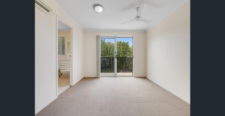 Spacious and Tranquil 4-Bedroom Townhouse - Photo 3