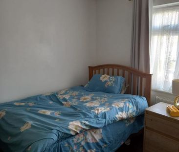 1 bedroom in a flat share to rent - Photo 4