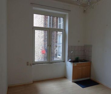 Einfach ausgestattetes Zimmer in stilvollem Altbau in Citylage - Photo 1
