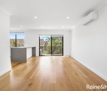 Spacious 4-Bedroom Townhouse in Earlwood - Photo 1