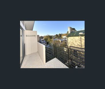 Well designed and conveniently located apartment - Photo 3