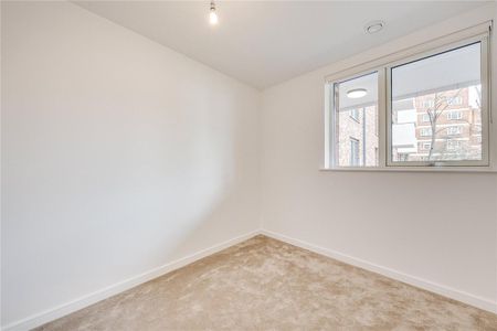 2 bedroom flat in Enfield Road- - Photo 3