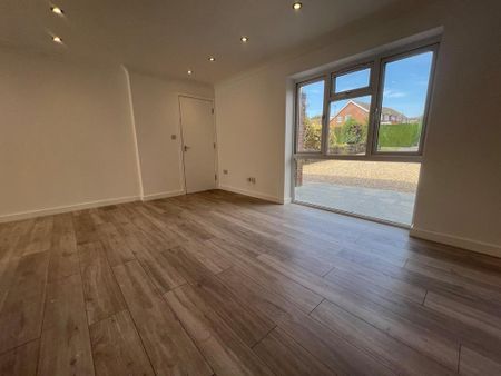 4 bedroom end of terrace house to rent - Photo 2