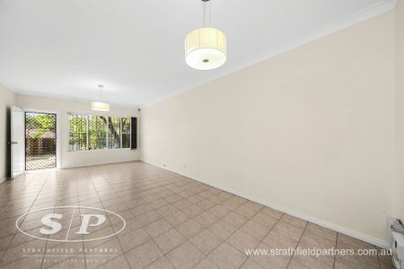 Private Three Bedroom Townhouse - Photo 3