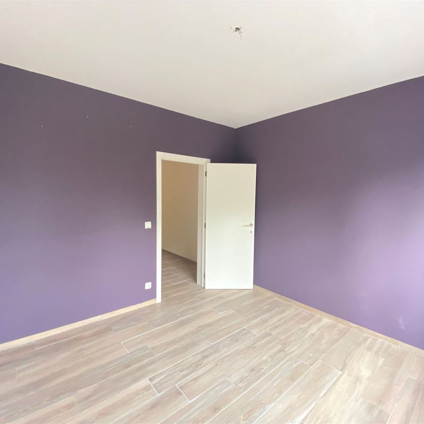RUIM GERENOVEERD GELIJKVLOERS APPARTEMENT MET 1.5 SLAAPKAMER, TERRAS EN GARAGEBOX! - Photo 1