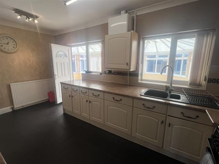Station Road, Dunscroft, Doncaster - Photo 2
