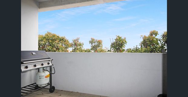 Fully Furnished Spacious Apartment Living - Photo 1