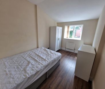 4 bedroom terraced house to rent - Photo 3