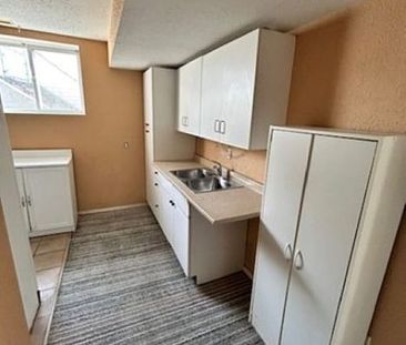 3 BED, 1 BATH, LOWER UNIT OF HOUSE - Photo 5