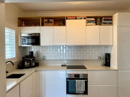 Renovated Apartment Only Footsteps to Bondi Beach! - Photo 4