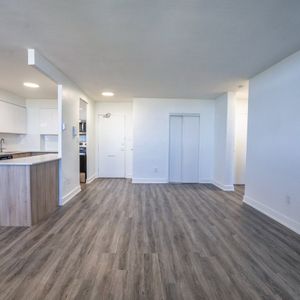 Large, Luxurious, Completely Renovated Large Two Bed Apartment in East York - Photo 3