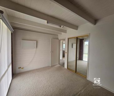 SPACIOUS SALE LIVING - Photo 3